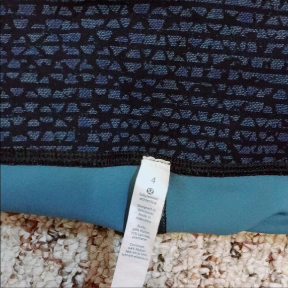 EUC Lululemon blue/black/lace trim crops size 4 - Picture 5 of 9